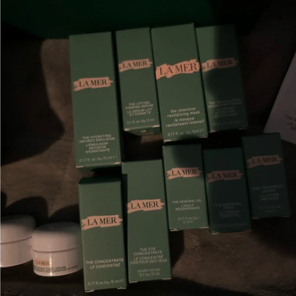 La Mer Skincare Collection with White and Green Packaging - Picture 2 of 9